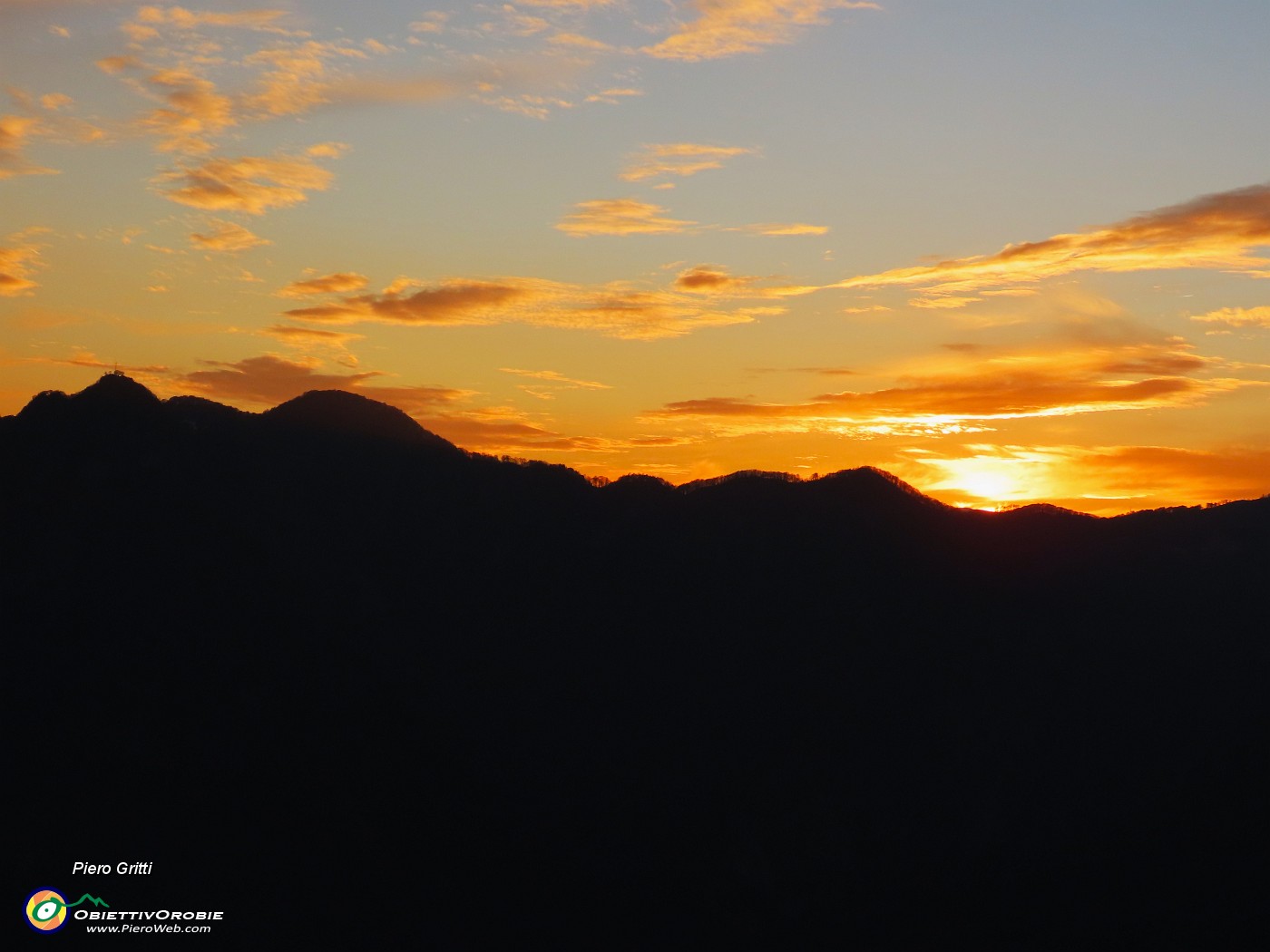 51 Il sole tramonta verso il Monte Zucco.JPG